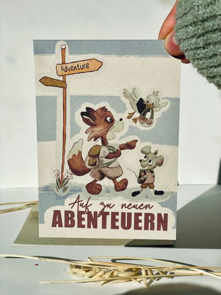 Karte ‚Auf zu neuen Abenteuern‘ – Fuchs, Maus und Vogel mit Rucksäcken auf dem Weg zu ‚Adventure‘