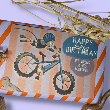 Happy Bikey Birthday – Geburtstagskarte mit handgezeichneter Maus auf Mountainbike –Umweltfreundliche Postkarte für Radfahrer & Outdoor-Fans