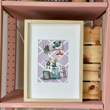 Mäuse im Café – ArtPrint mit 2 Mäusen auf Kaffeetasse – Freundinnen, Mama & Tochter, Zimtschnecken, Pastellfarben – Deko für Kaffeeliebhaber