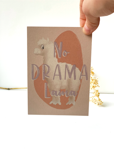 Geburtstagskarte mit Lama und ‚No Drama Lama‘-Spruch – Rosa Karte mit pinken Details.